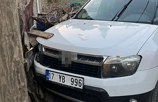 Duvara çarpan aracın sürücüsü hayatını kaybetti