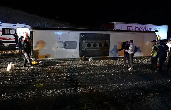 Gece yarısı devrilen yolcu otobüsünde 40 kişi yaralandı