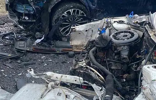 İki otomobil çarpıştı: 1 ölü, 2 yaralı