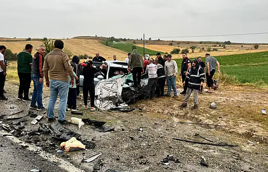 Karşı şeride geçen kamyonet facia saçtı, 1 ölü, 5 yaralı!