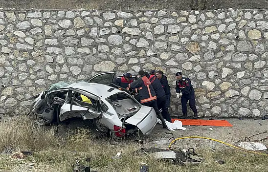 Karşı şeride geçen otomobil ciple çarpıştı, 4 ölü, 2 yaralı!