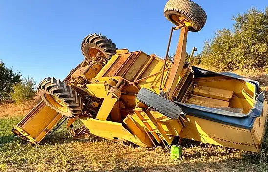 Konya'da biçerdöver tarlaya devrildi, operatör yaralandı