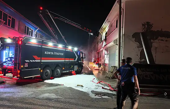 Konya'da mobilya imalathanesinde korkutan yangın! Bir kişi dumandan etkilendi