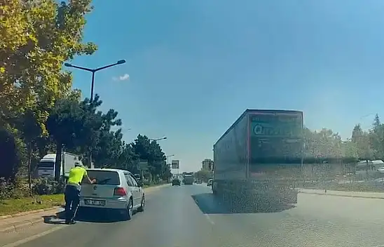 Konya'da sol şeritte arızalanan araca polis müdahalesi: O anlar kamerada