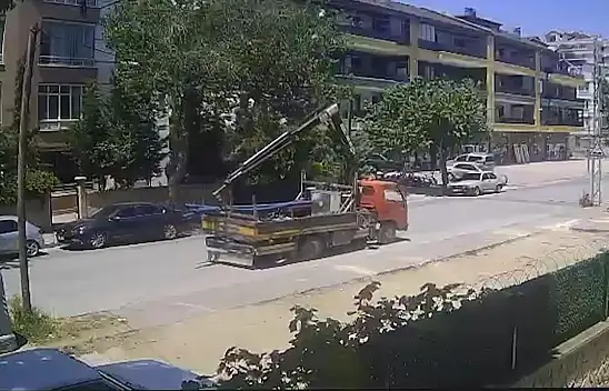 Konya'da tehlikeli dakikalar: Tellere takılan vinç sokaktaki direkleri devirdi