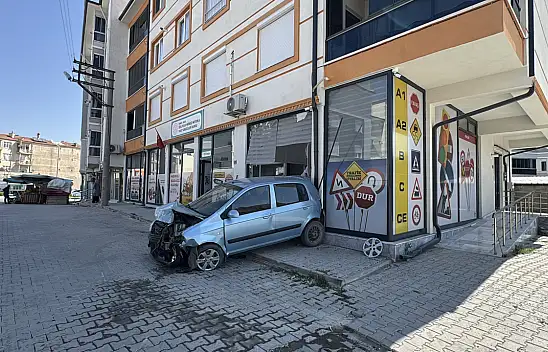 Kulu'da kontrolden çıkan otomobil dehşet saçtı: Park halindeki araç dükkana daldı