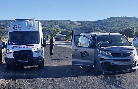 Minibüsün çarptığı traktör şarampole yuvarlandı: 1 ölü, 1 yaralı