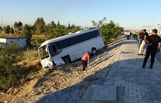 Servis aracı şarampole devrildi! Yaralılar var