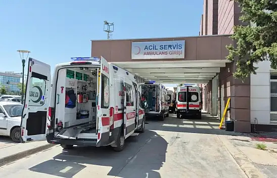 Tehlikeli oyun kanlı bitti: Bıçaklı şakalaşma hastanede son buldu!