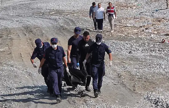 Vatandaşlar fark etti, sahil güvenlik ekipleri denizden cansız beden çıkardı