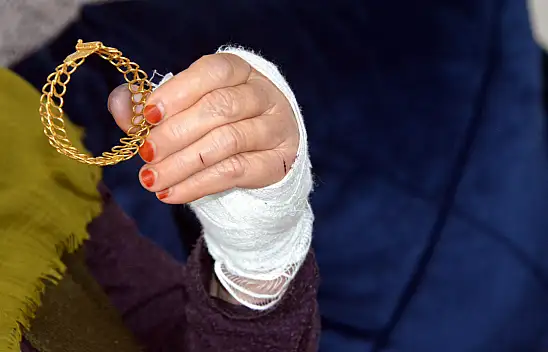 Yaşlı kadının boğazına bıçak dayayıp 'kefen parası' bileziğini gasbetti