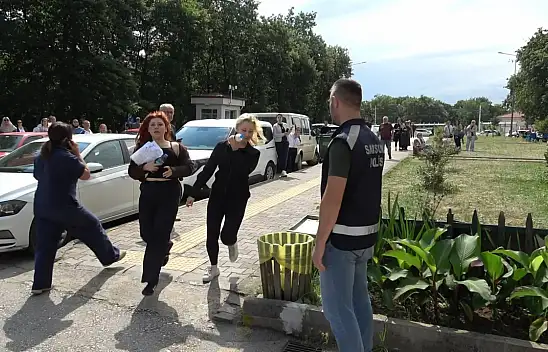 YKS'de son dakika yarışı... Kimi saniyelerle yetişti, kimi kapıda kaldı: Şaka mı bu?