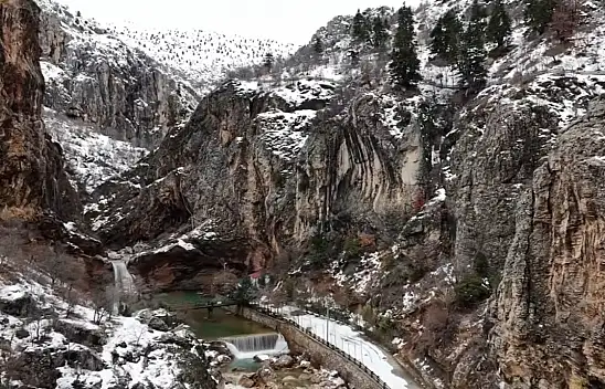 Konya'nın saklı cenneti beyaz gelinliğini giydi: Çetmi Şelalesi kışın bir başka güzel