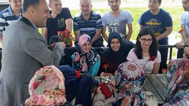 Başkan Özaltun, karanfil uzattığı annelerin gününü kutladı