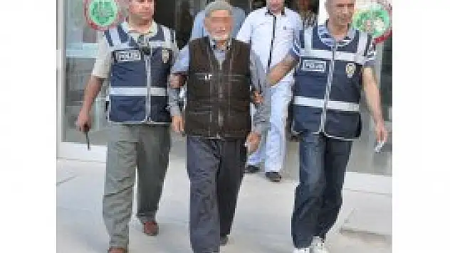 Köpeğe ateş ederken bahçedeki kadını vurdu