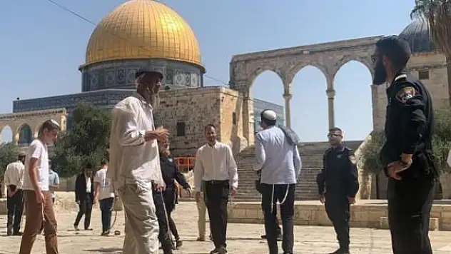 Onlarca fanatik Yahudi, Mescid-i Aksa'ya baskın düzenledi