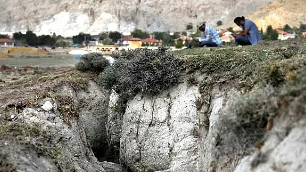 Konya'da yer altı sularındaki çekilme yarıklara neden oluyor