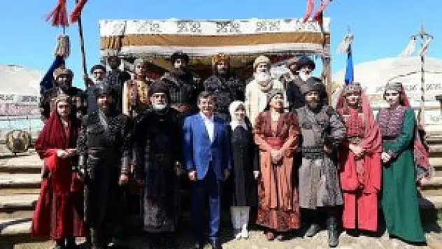 Davutoğlu'ndan 'Diriliş Ertuğrul'un setine ziyaret
