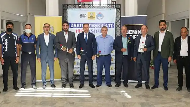 Karabacak zabıta  personeline gül hediye etti