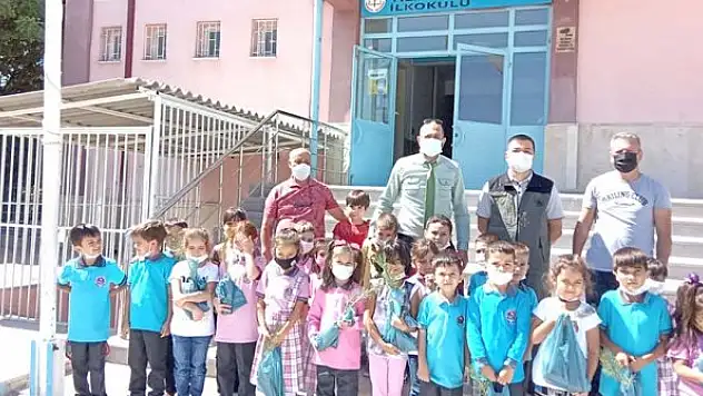 Öğrencilere  fidan dağıtıldı