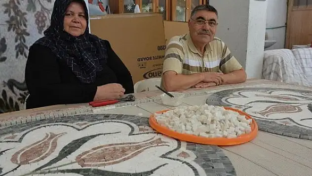 Evinin bodrumunda oluşturduğu atölyede mermerden mozaik tablolar yapıyor