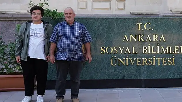 59 yaşında üniversite kazanan emekli imam, kaydını oğluyla birlikte yaptı