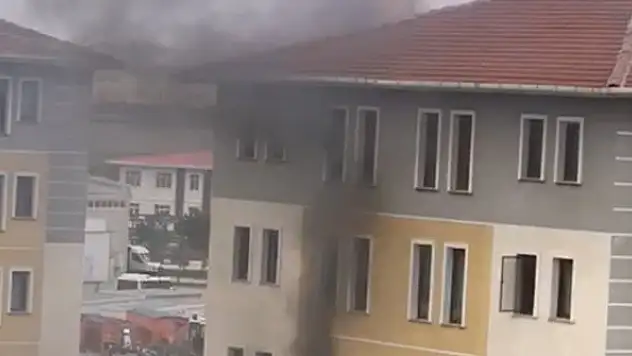 Yangında anne çocuğunu kurtarmak için 5. kattan attı