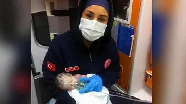 Kalbi duran bebeği sağlık görevlisi hayata döndürdü