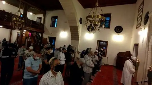 Konya müftüsü Öge,  Şems-i Tebrizi Camisi'nde akşam namazını kıldırdı