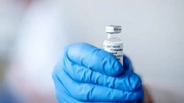 Japonya'da Pfizer'in ürettiği aşı şişelerinde yabancı madde bulundu