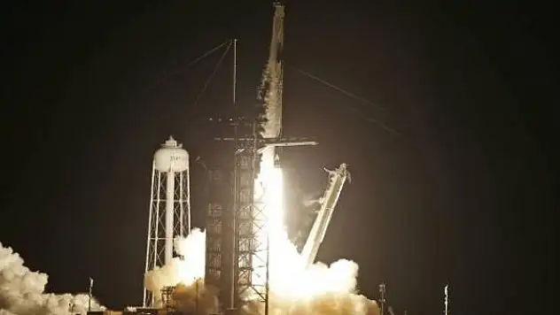 SpaceX tarihi uçuşu başladı