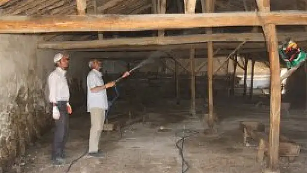 Cihanbeyli'de mandıralar ilaçlanıyor