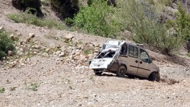Uçuruma giden otomobilden son anda atladı