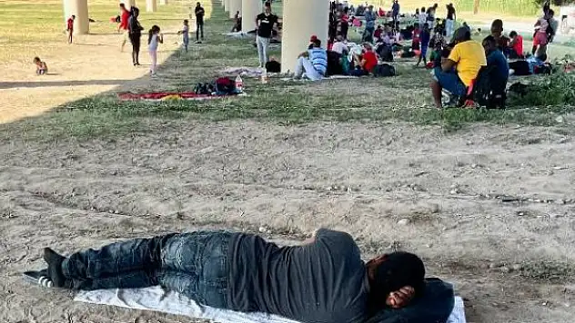 Binlerce yasa dışı göçmen sınırı geçerek ABD'ye girdi