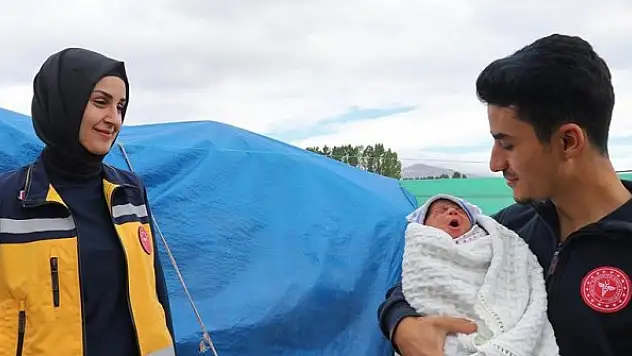 Suriyeli minik Yusuf'a ambulansta 'hayat dokunuşu' takdir topladı