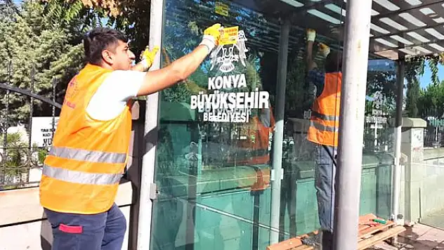 Belediye ekipleri  durakları temizledi