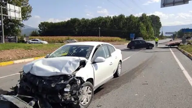 Sakarya'da iki otomobil çarpıştı: 1 ölü, 3 yaralı