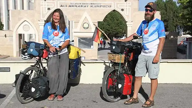 Bisikletle Asya turuna çıkan Alman sağlıkçı çift, Konya'da mola verdi