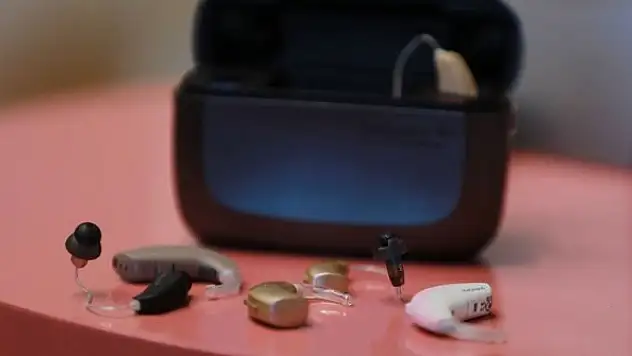 Gözlüğe yakın, işitme cihazına uzağız