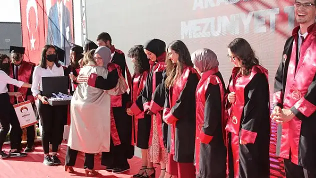 KGTÜ ilk mezunlarını verdi