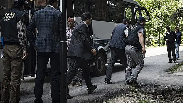 'Usulsüz dinleme' soruşturmasında 10 tutuklama