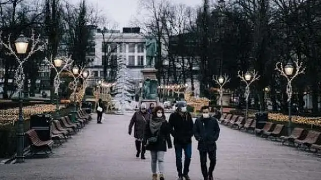 Avrupa'da bir ülke daha COVID-19 önlemlerini kaldırıldı