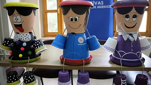 Sivas'ta gençlerin hazırladığı dekoratif saksılar köy okullarını süsleyecek