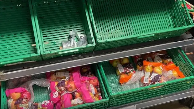 İngiltere'de tedarik sorunu marketlerde rafların boş kalmasına neden oldu