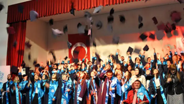 NEÜ Akef'te mezuniyet heyecanı