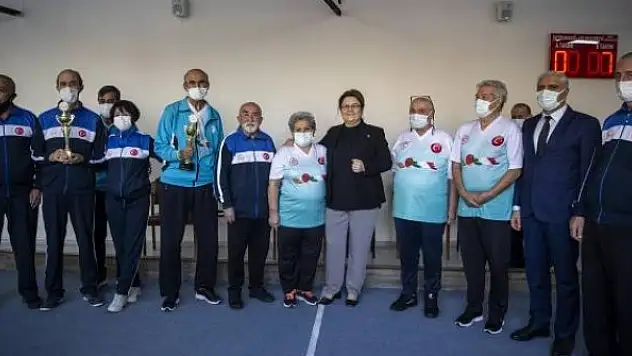 Bakan Yanık, Ankara'da huzurevi sakinleri ile buluştu