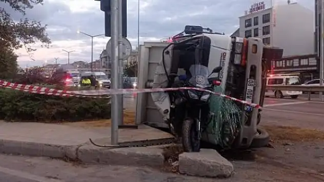 Kum yüklü kamyon trafik polisinin üzerine devrildi
