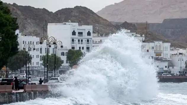 Umman'da Şahin Kasırgası: Uçuşlar ertelendi