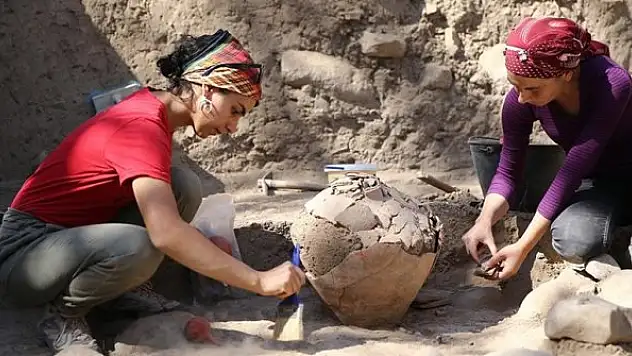 Yumuktepe Höyüğü'nde 4 bin 500 yıllık küpün yer aldığı yapı bulundu