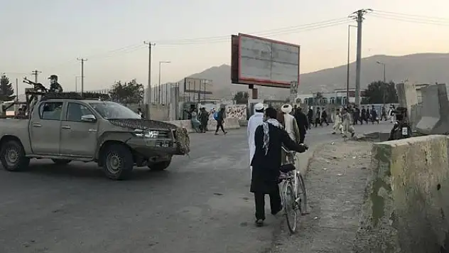 Kabil'de caminin girişinde düzenlenen bombalı saldırıda 2 kişi öldü, 4 kişi yaralandı